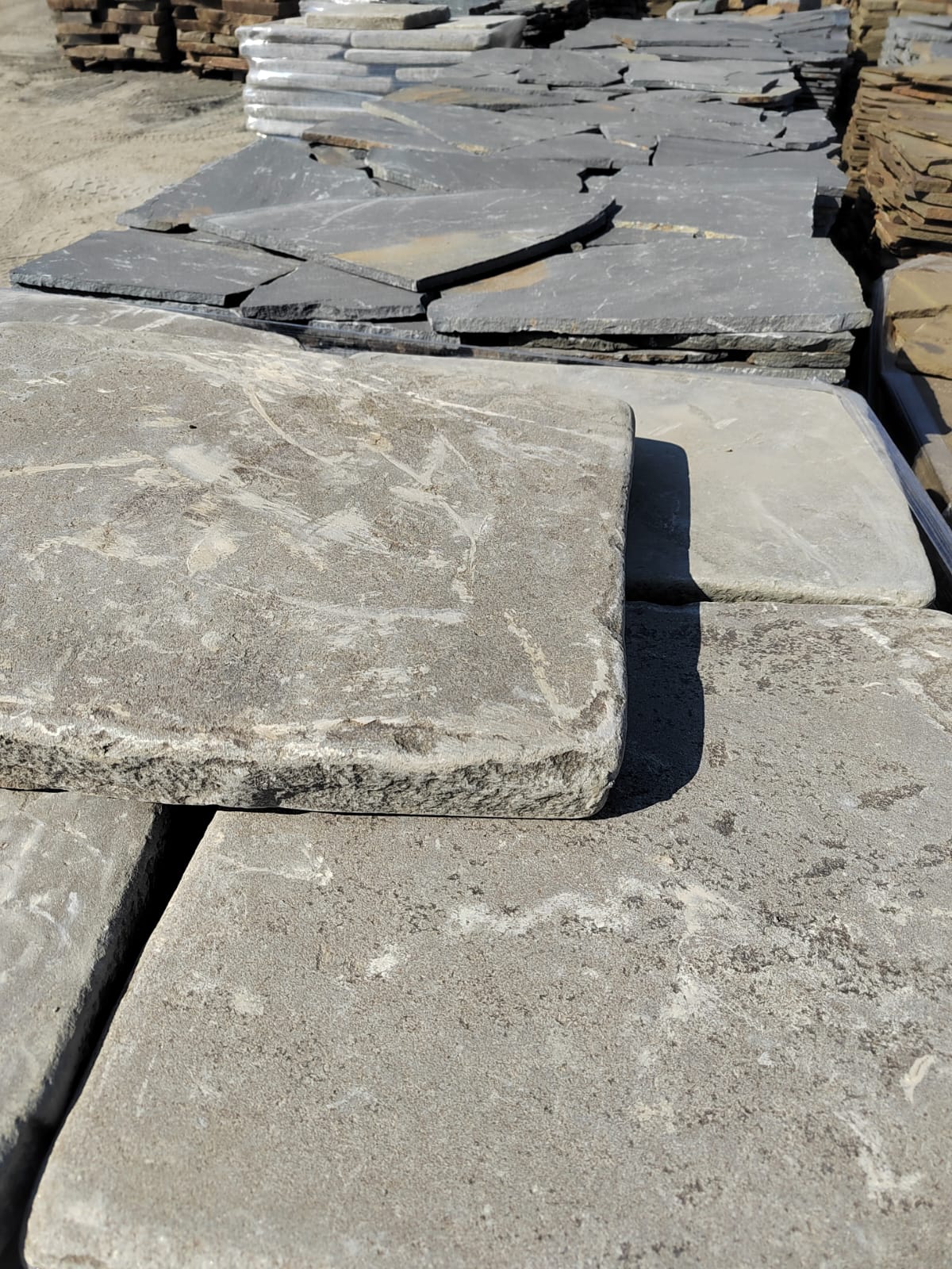 Песчаник пластушка светло-серый (3,0 см)  купить  в #REGION_NAME_DECLINE_PP# песчаник светло-серый, серый песчаник рваный ландшафтный колотый 7 500 руб/м3   фото 