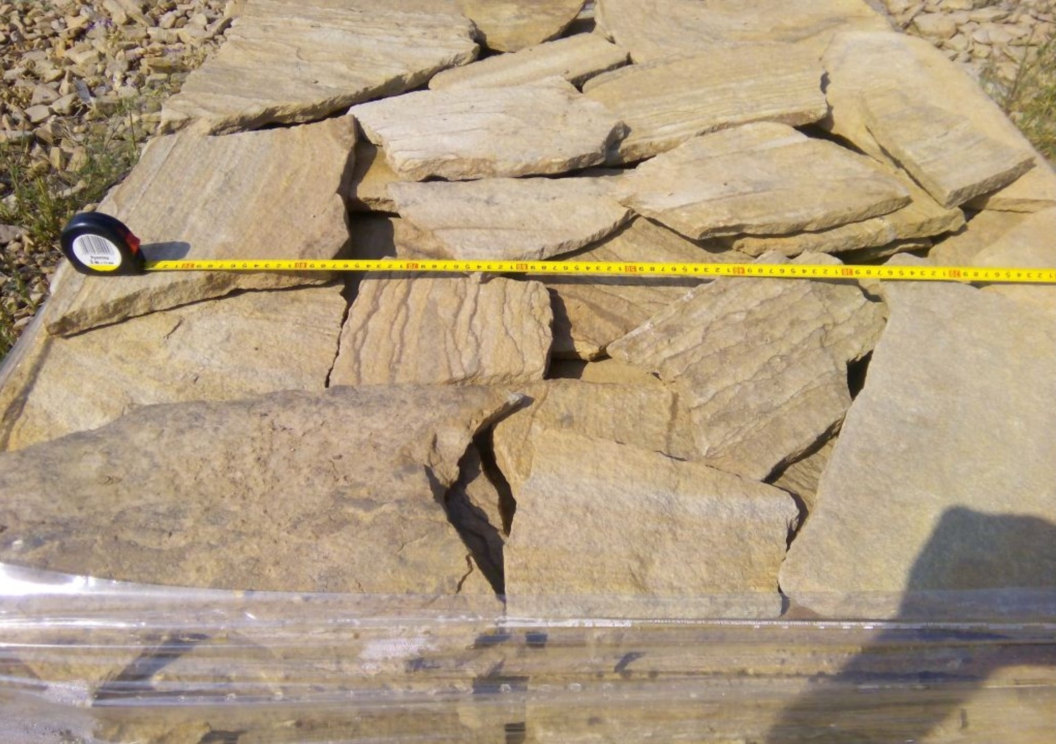 Песчаник пластушка желтый с разводом под дерево (2 см)  купить  в #REGION_NAME_DECLINE_PP# плитняк желтый с разводами, желтый, рыжий, серый песчаник пластушка рваная ландшафтная 11 000 руб/м3   фото 