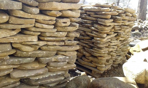 Песчаник колотый для облицовки (фр. 2-3 см)  купить  в #REGION_NAME_DECLINE_PP# песчаник бежевый серый рыжий песчаник строительный 5000 руб/т   фото 