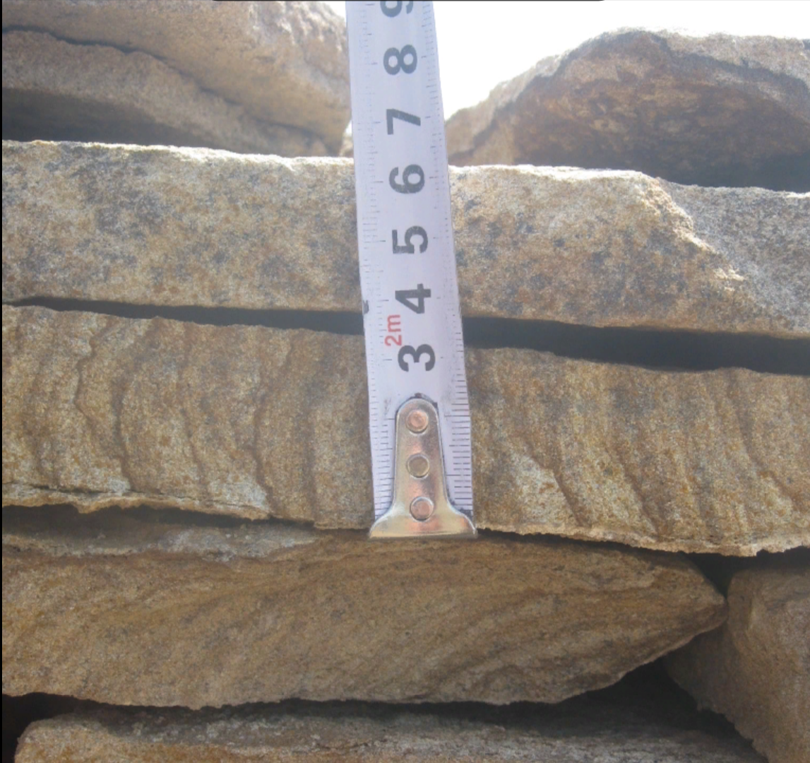 Песчаник пластушка желтый с рисунком (3 см)  купить  в #REGION_NAME_DECLINE_PP# песчаник желтый с рисунком, рыжий, желтый песчаник пластушка ландшафтная рваная 8 500 руб/м3   фото 