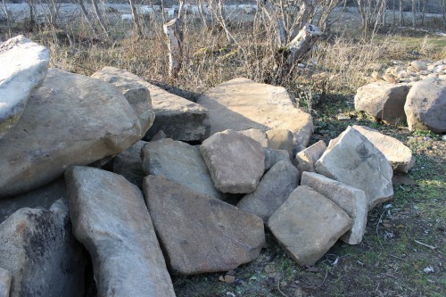 Песчаник плиты - плахи - пошаговые дорожки (фр. 70-150 мм)  купить  в #REGION_NAME_DECLINE_PP# песчаник серый бежевый желтый зеленый колотый песчаник строительный 6500 руб/т   фото 