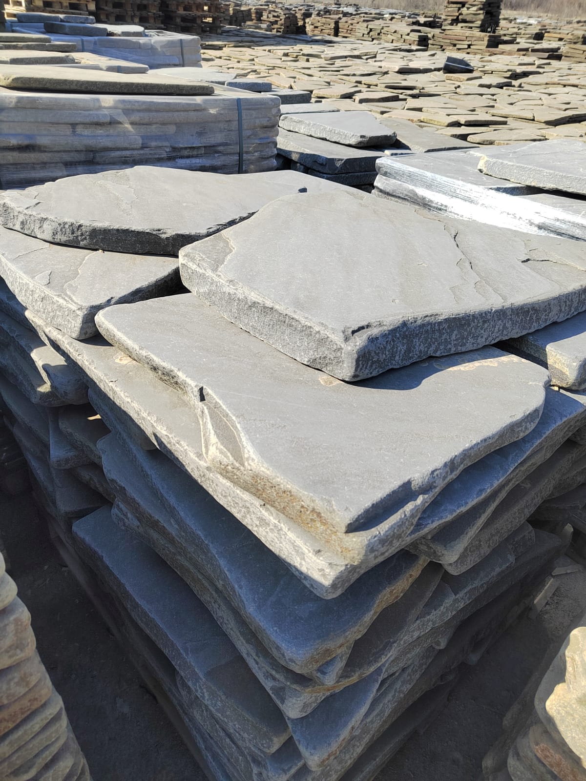 Песчаник пластушка галтованная светло-серая (3,0 см)  купить  в #REGION_NAME_DECLINE_PP# песчаник светло-серый, серый ландшафтный камень рваный колотый 12 000 руб/м3   фото 