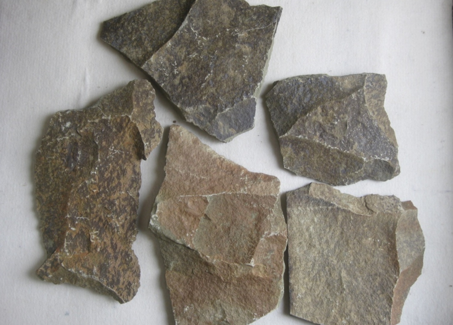 Песчаник пластушка "фонтанка" серо-зеленая (3,0-5,0 см)  купить  в #REGION_NAME_DECLINE_PP# песчаник серо-зеленая колотые плитки облицовочные пластушки 8 500 руб/м3   фото 