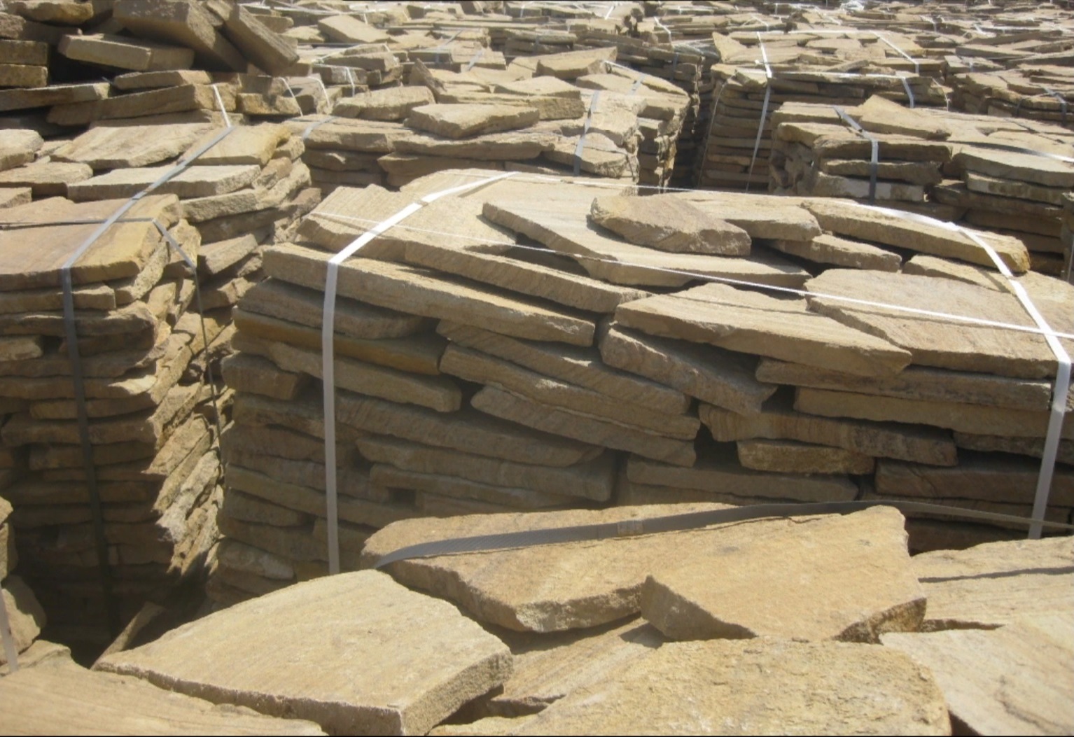 Песчаник пластушка желтый с рисунком (3 см)  купить  в #REGION_NAME_DECLINE_PP# песчаник желтый с рисунком, рыжий, желтый песчаник пластушка ландшафтная рваная 8 500 руб/м3   фото 