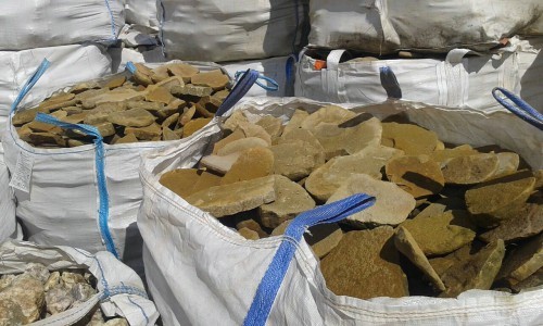 Песчаник колотый для облицовки (фр. 2-3 см)  купить  в #REGION_NAME_DECLINE_PP# песчаник бежевый серый рыжий песчаник строительный 5000 руб/т   фото 