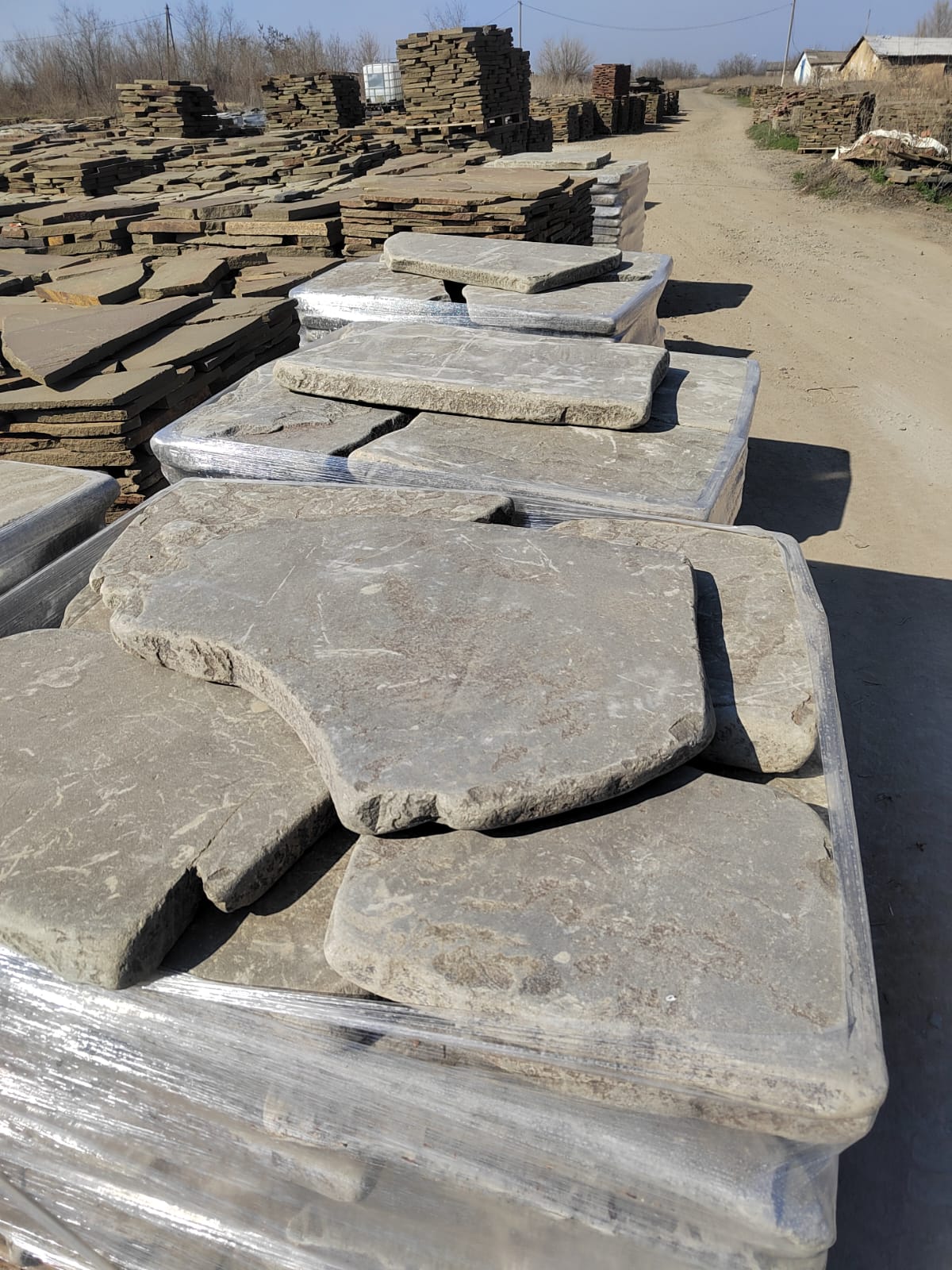 Песчаник пластушка галтованная светло-серая (3,0 см)  купить  в #REGION_NAME_DECLINE_PP# песчаник светло-серый, серый ландшафтный камень рваный колотый 12 000 руб/м3   фото 