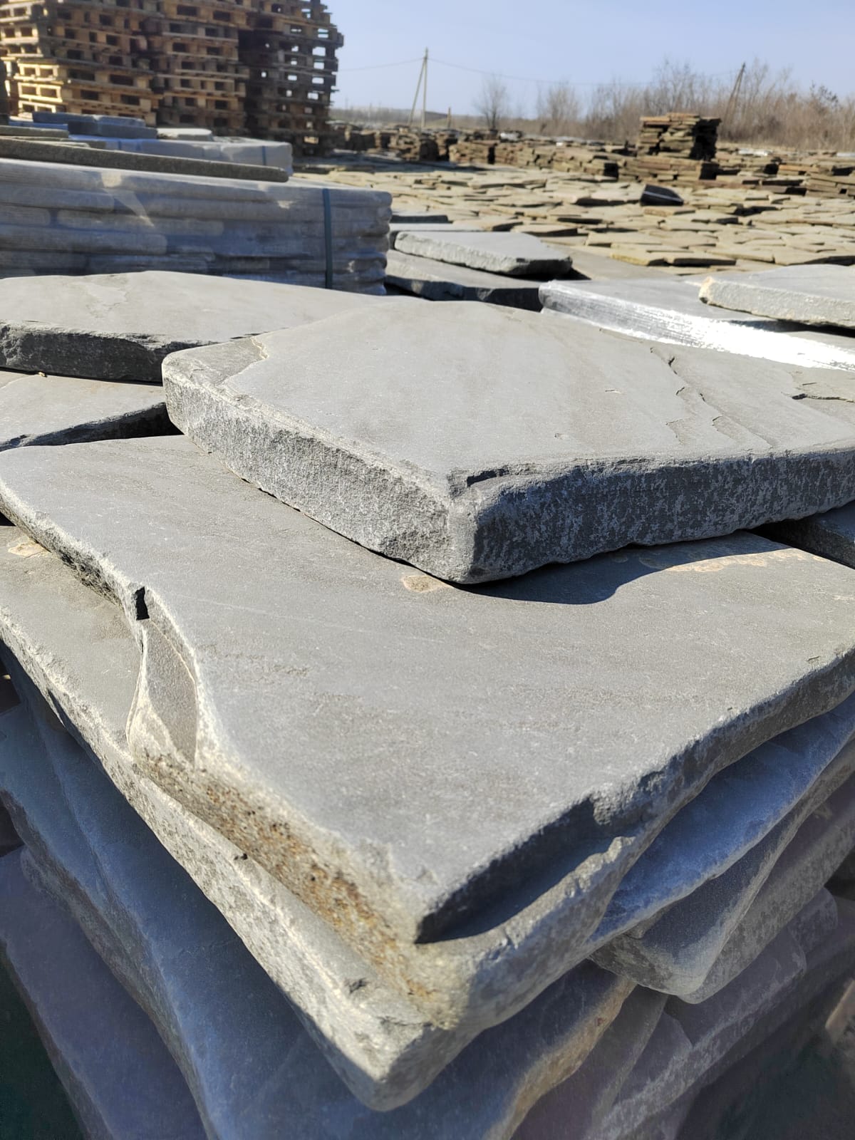 Песчаник пластушка галтованная светло-серая (3,0 см)  купить  в #REGION_NAME_DECLINE_PP# песчаник светло-серый, серый ландшафтный камень рваный колотый 12 000 руб/м3   фото 