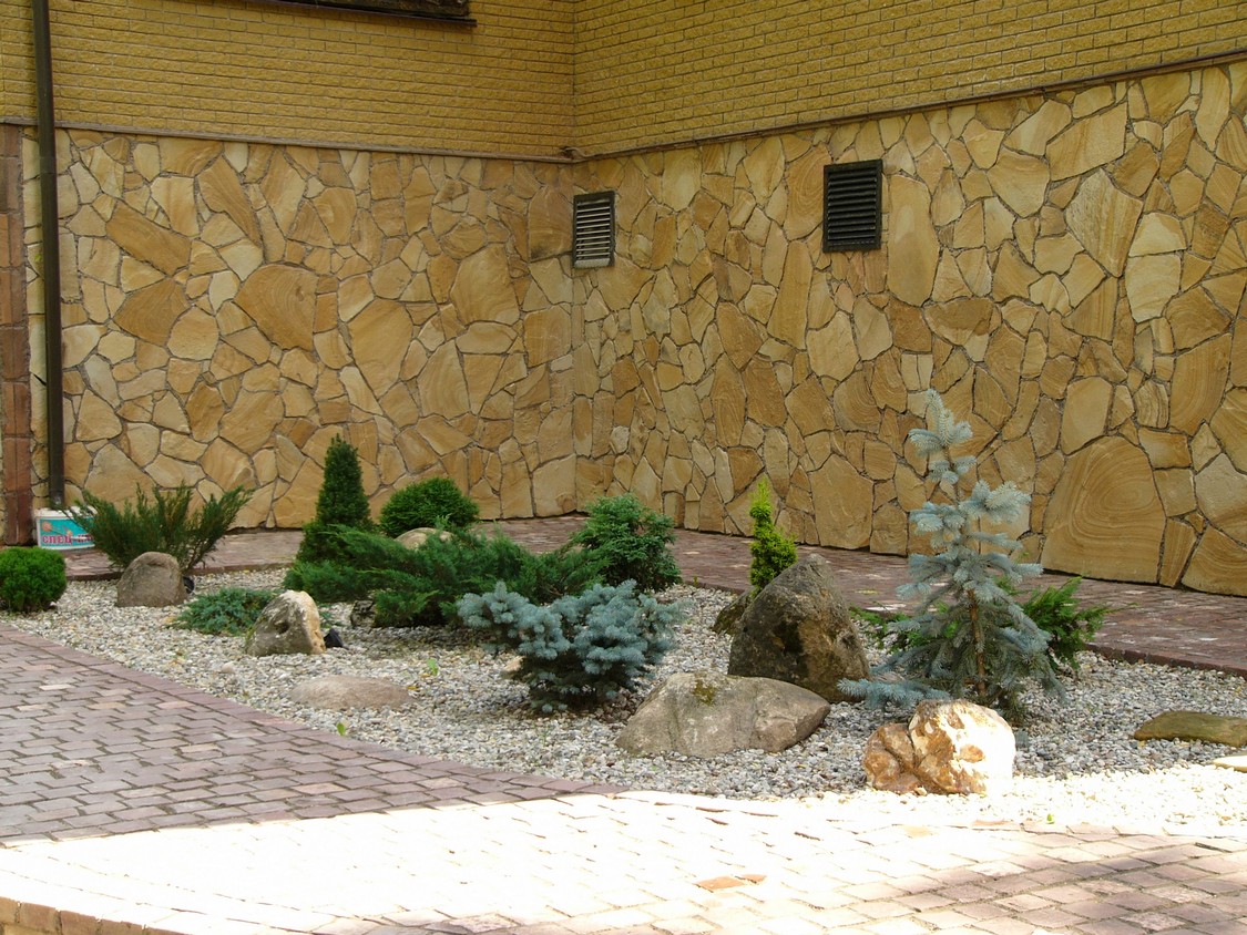 Песчаник пластушка желтый с разводом под дерево (2 см)  купить  в #REGION_NAME_DECLINE_PP# плитняк желтый с разводами, желтый, рыжий, серый песчаник пластушка рваная ландшафтная 11 000 руб/м3   фото 