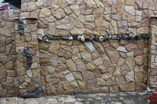 Песчаник колотый для облицовки (фр. 2-3 см)  купить  в #REGION_NAME_DECLINE_PP# песчаник бежевый серый рыжий песчаник строительный 5000 руб/т   фото 