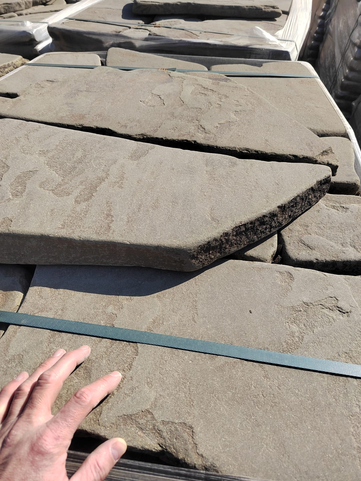 Песчаник галтованный для облицовки (фр. 2-5 см)  купить  в #REGION_NAME_DECLINE_PP# песчник рыжий желтый серый песчаник окатанный речной 6 000 руб/т   фото 