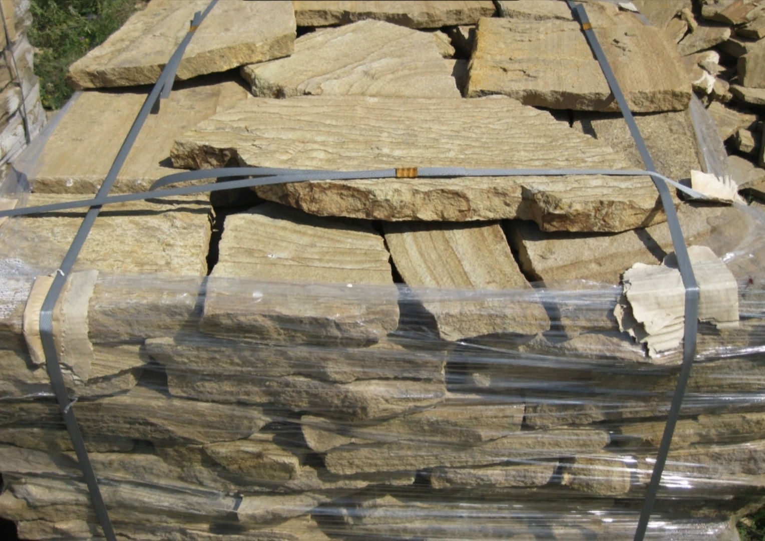 Песчаник пластушка желтый с рисунком (3 см)  купить  в #REGION_NAME_DECLINE_PP# песчаник желтый с рисунком, рыжий, желтый песчаник пластушка ландшафтная рваная 8 500 руб/м3   фото 