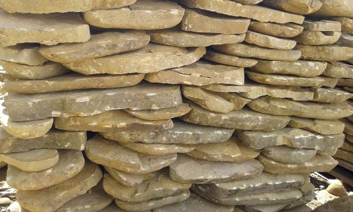 Песчаник колотый для облицовки (фр. 2-3 см)  купить  в #REGION_NAME_DECLINE_PP# песчаник бежевый серый рыжий песчаник строительный 5000 руб/т   фото 