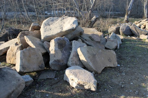 Песчаник плиты - плахи - пошаговые дорожки (фр. 70-150 мм)  купить  в #REGION_NAME_DECLINE_PP# песчаник серый бежевый желтый зеленый колотый песчаник строительный 6500 руб/т   фото 