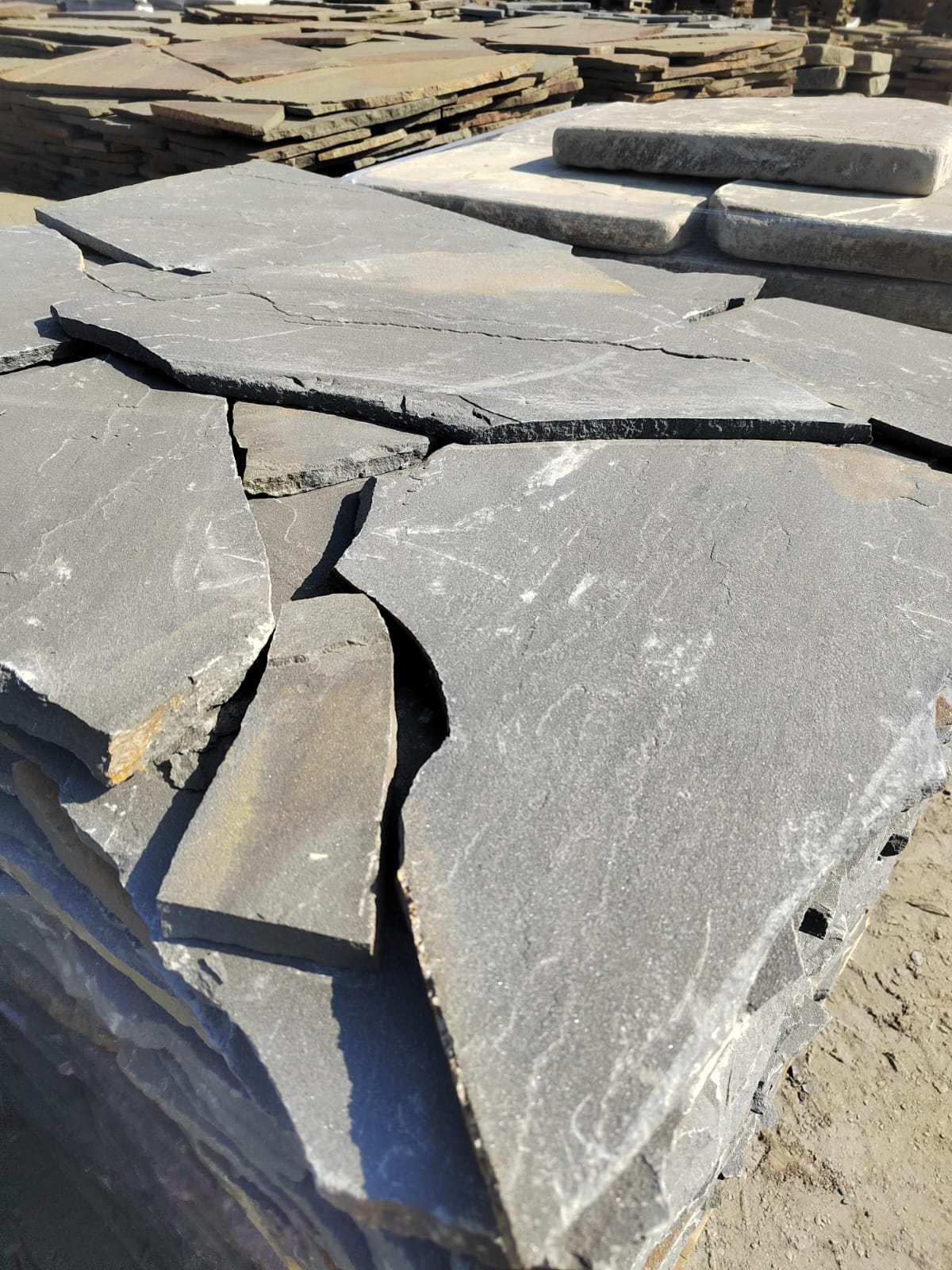 Песчаник пластушка светло-серый (3,0 см)  купить  в #REGION_NAME_DECLINE_PP# песчаник светло-серый, серый песчаник рваный ландшафтный колотый 7 500 руб/м3   фото 