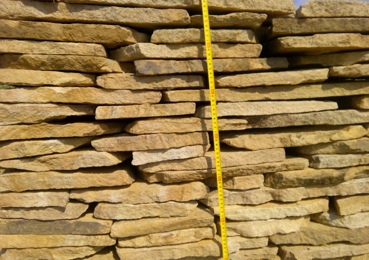 Песчаник пластушка желтый с разводом под дерево (2 см)  купить  в #REGION_NAME_DECLINE_PP# плитняк желтый с разводами, желтый, рыжий, серый песчаник пластушка рваная ландшафтная 11 000 руб/м3   фото 