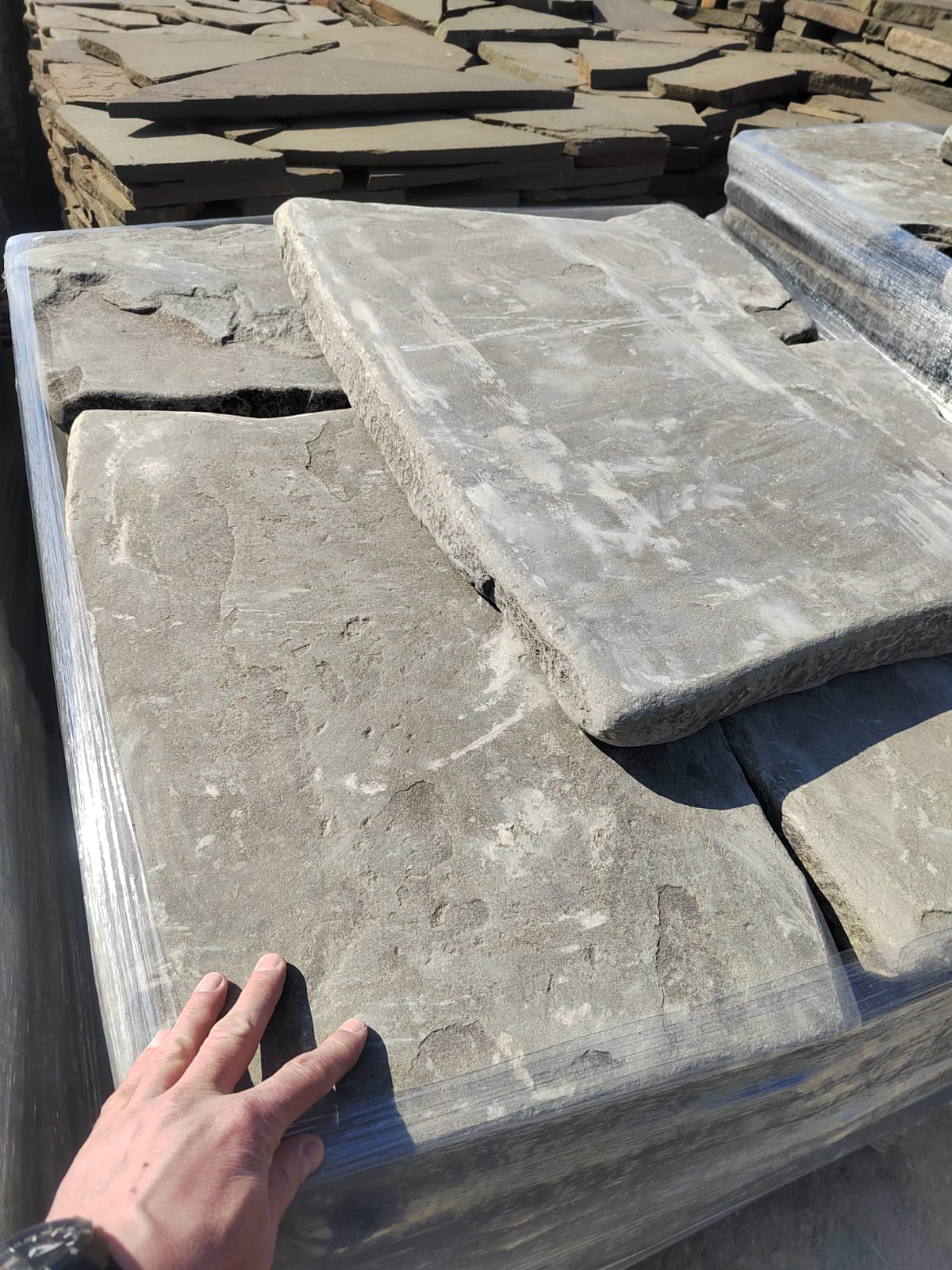 Песчаник пластушка галтованная светло-серая (3,0 см)  купить  в #REGION_NAME_DECLINE_PP# песчаник светло-серый, серый ландшафтный камень рваный колотый 12 000 руб/м3   фото 