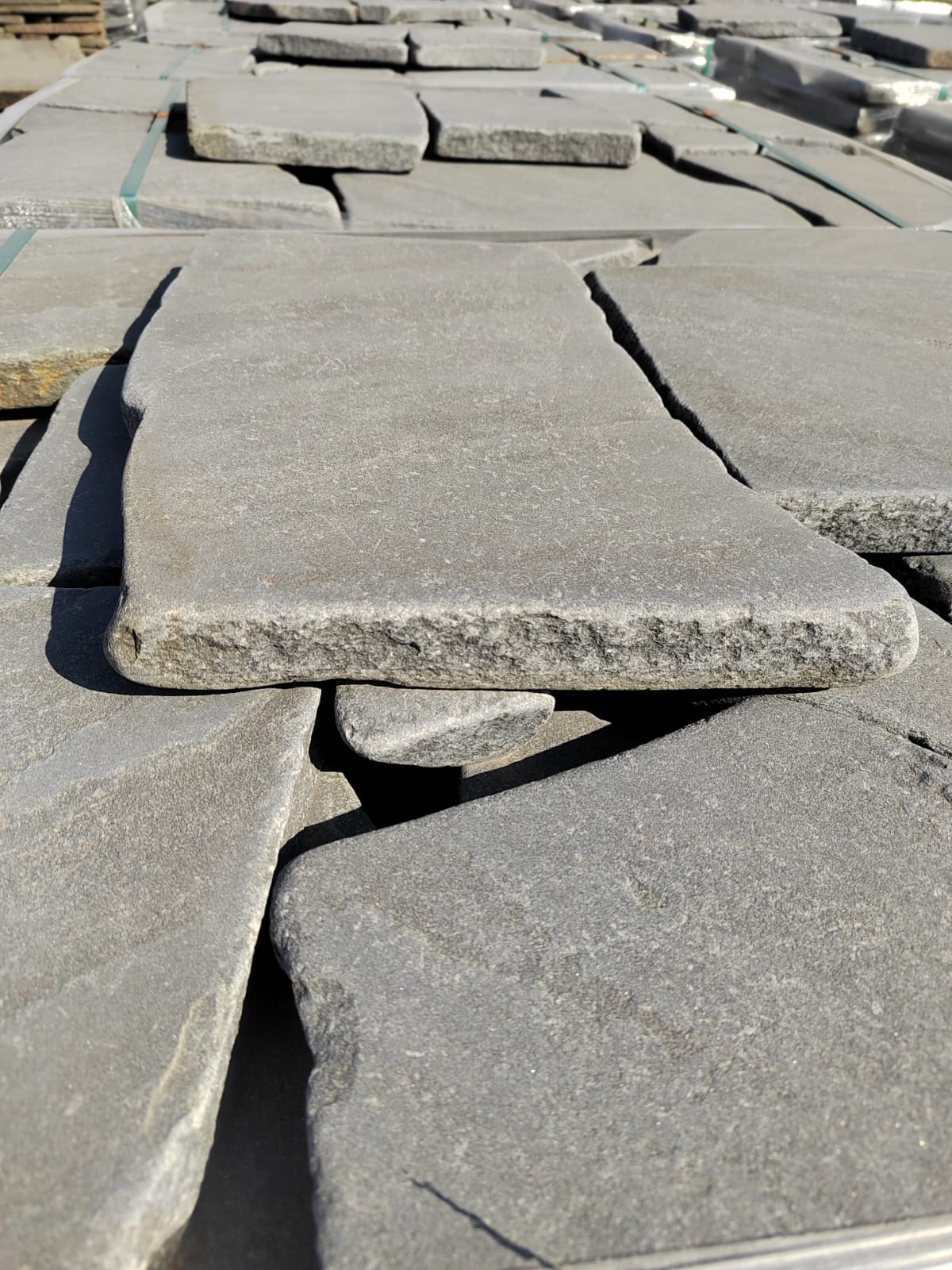 Песчаник галтованный для облицовки (фр. 2-5 см)  купить  в #REGION_NAME_DECLINE_PP# песчник рыжий желтый серый песчаник окатанный речной 6 000 руб/т   фото 