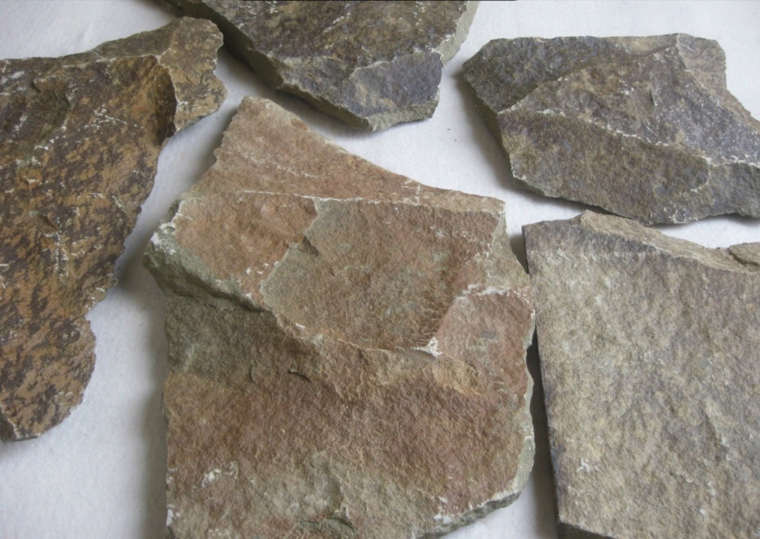 Песчаник пластушка "фонтанка" серо-зеленая (3,0-5,0 см)  купить  в #REGION_NAME_DECLINE_PP# песчаник серо-зеленая колотые плитки облицовочные пластушки 8 500 руб/м3   фото 