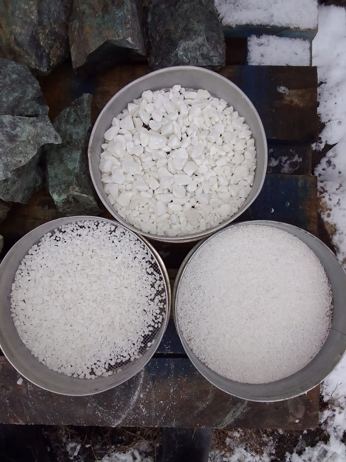 Каменная крошка или мелкозернистый щебень как фрикционный противогололёдный материал